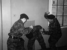 Дедовщина, фото: dialogpress.ru (с) Дедовщина, фото: dialogpress.ru (с)