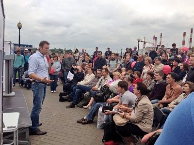 Алексей Навальный и его избиратели. Фото из блога navalny.livejournal.com Алексей Навальный и его избиратели. Фото из блога navalny.livejournal.com